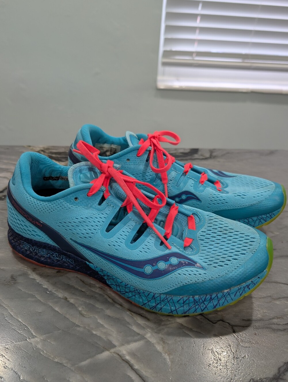 Saucony Everun Women's Blue Running Sneakers with Pink Laces